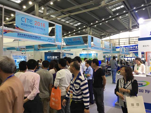 “引力透镜”大屏前的围观群众在整个展区内尤其显眼